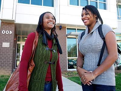 学生s talking on campus